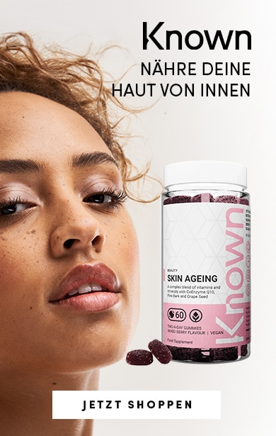 Eine Nahaufnahme des Gesichts einer Person auf der linken Seite und eine Flasche Known Skin Ageing Gummies auf der rechten Seite mit der Botschaft: ‚Nähre deine Haut von innen‘